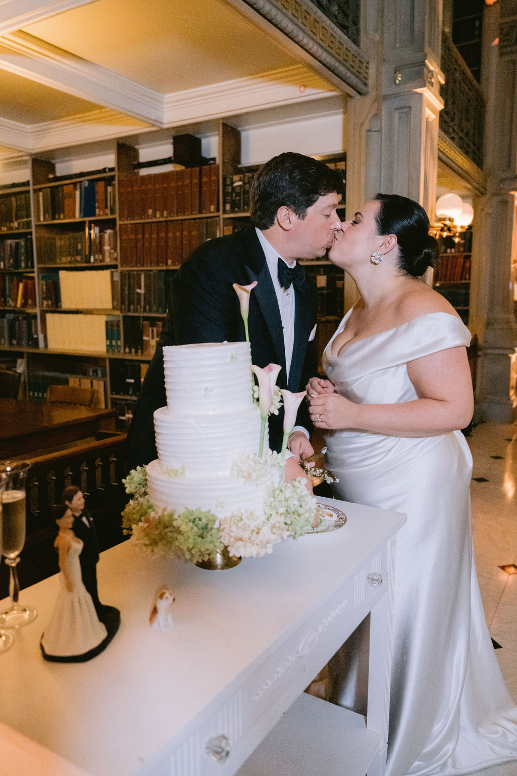 NikkiSanterre Photography_Emily&Daniel_9-1-24 (85) Couple cutting their cake in the library.